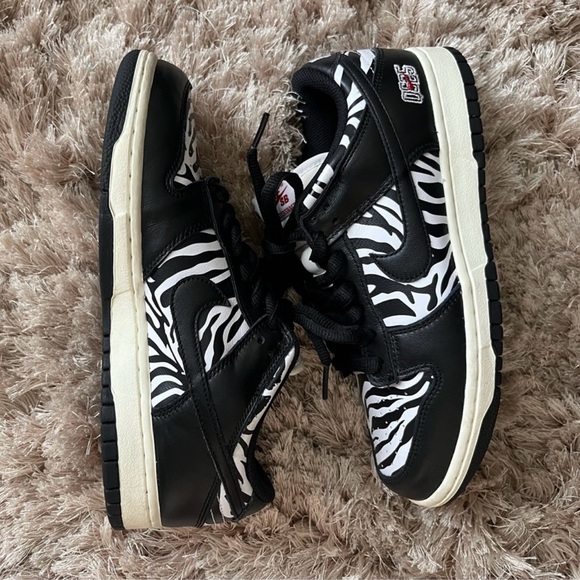 Quatersnacks x Dunk Low SB ‘ Little Debbie’s Zebra Cakes’ - Picture 3 of 11